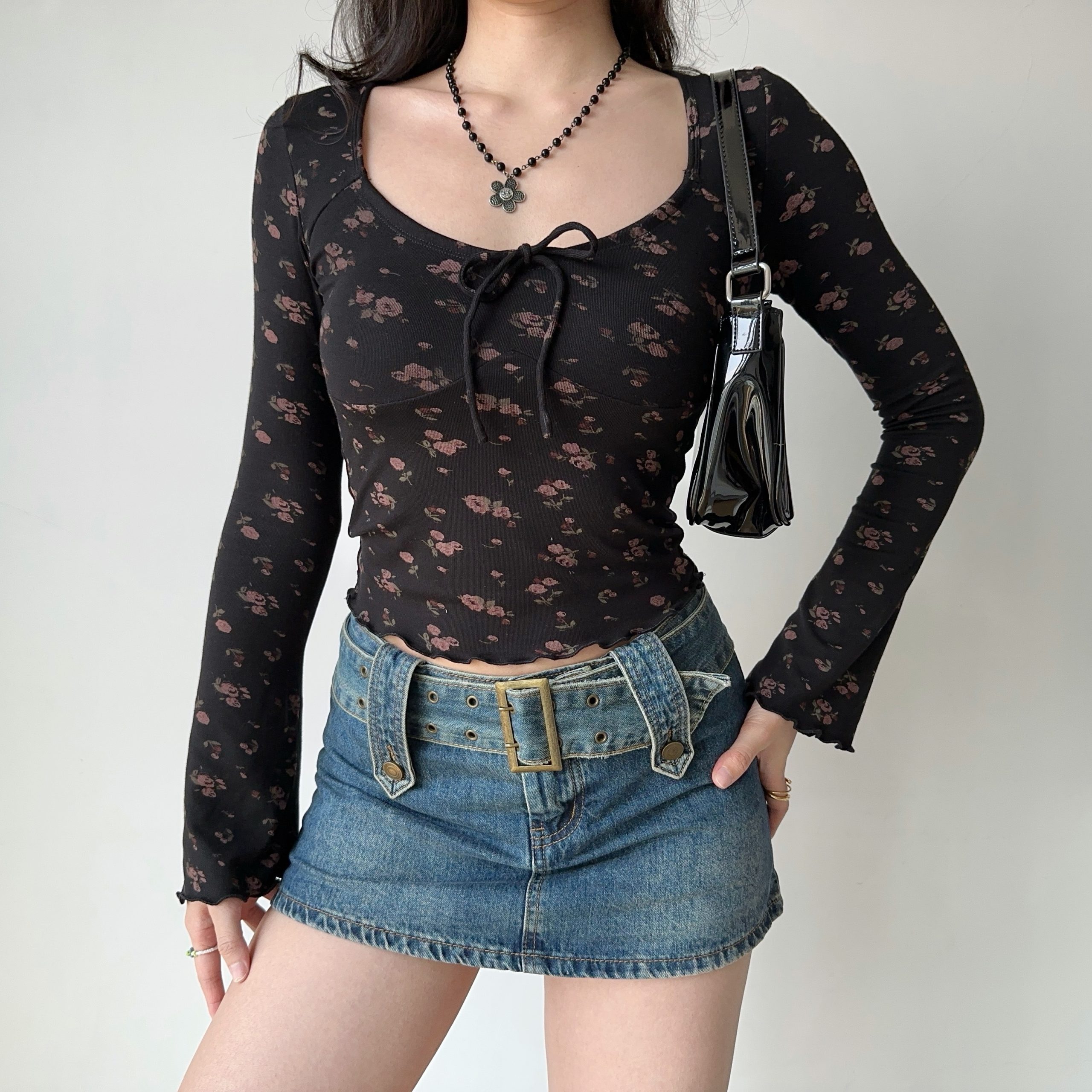 Bowknot Printed U-Neck Long Sleeve T-Shirt for Women - Slim Fit European American Style - Trendy 90s Inspired Short Top Bowknot Printed U-Neck Long Sleeve T-Shirt for Women - Slim Fit European American Style - Trendy 90s Inspired Short Top