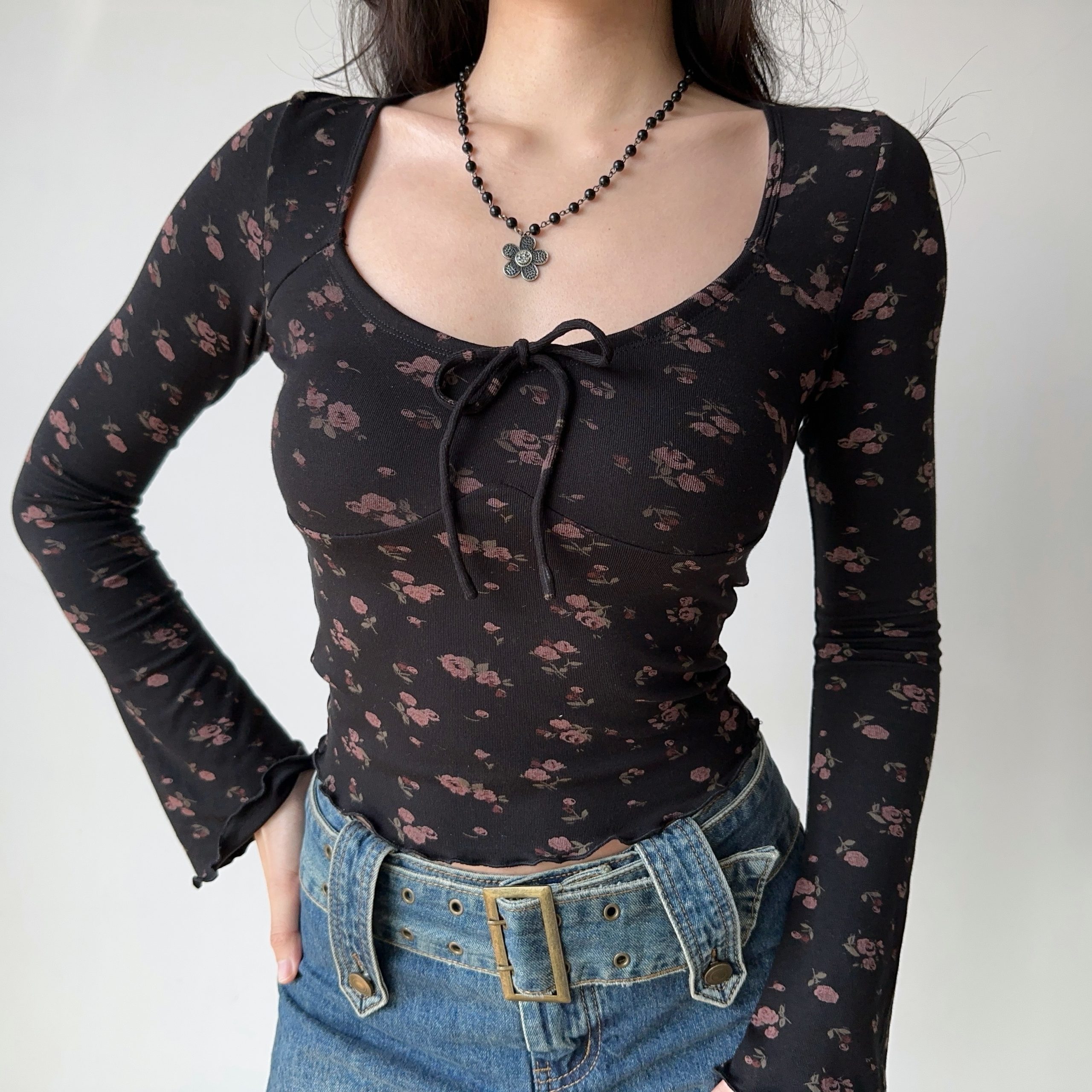 Bowknot Printed U-Neck Long Sleeve T-Shirt for Women - Slim Fit European American Style - Trendy 90s Inspired Short Top Bowknot Printed U-Neck Long Sleeve T-Shirt for Women - Slim Fit European American Style - Trendy 90s Inspired Short Top