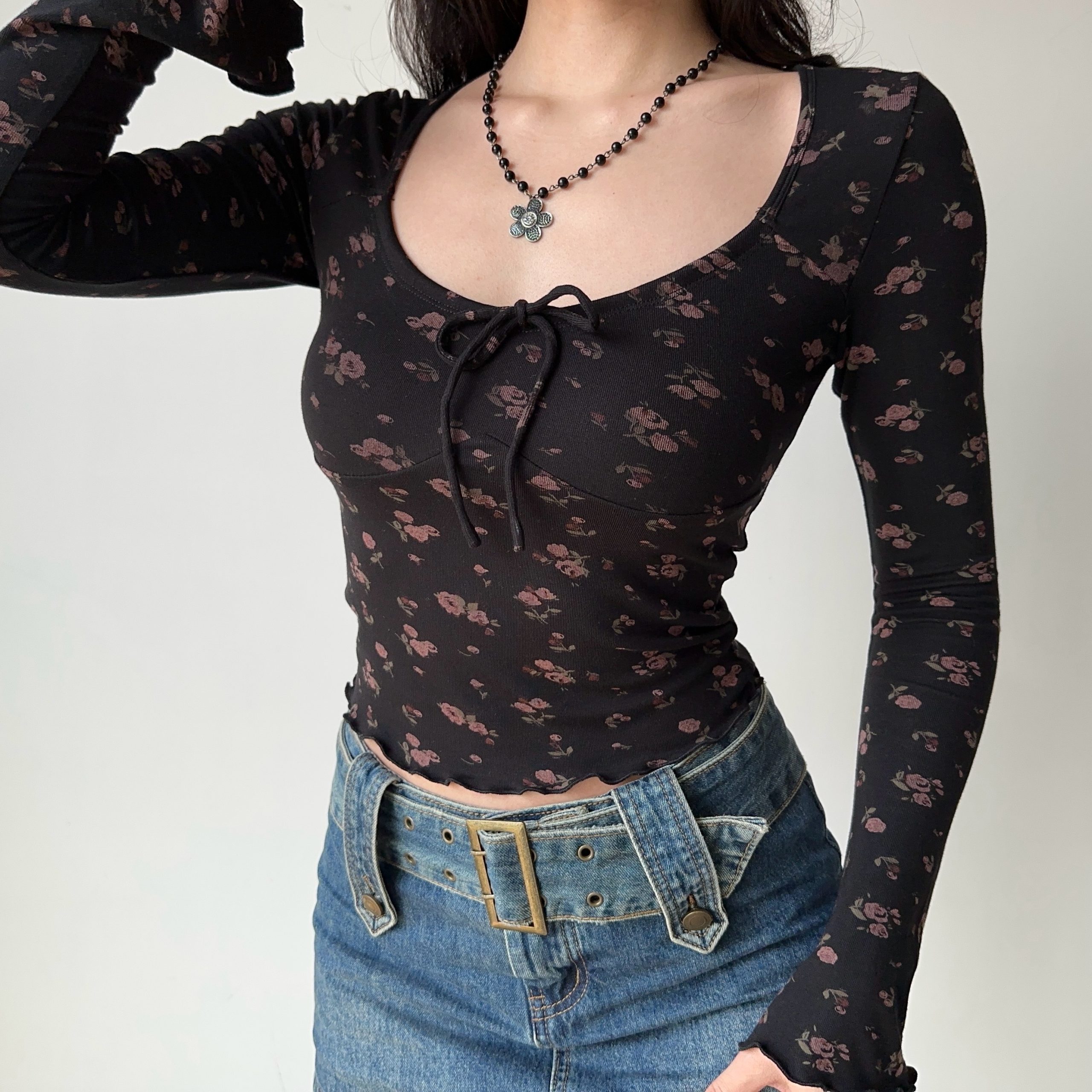 Bowknot Printed U-Neck Long Sleeve T-Shirt for Women - Slim Fit European American Style - Trendy 90s Inspired Short Top Bowknot Printed U-Neck Long Sleeve T-Shirt for Women - Slim Fit European American Style - Trendy 90s Inspired Short Top