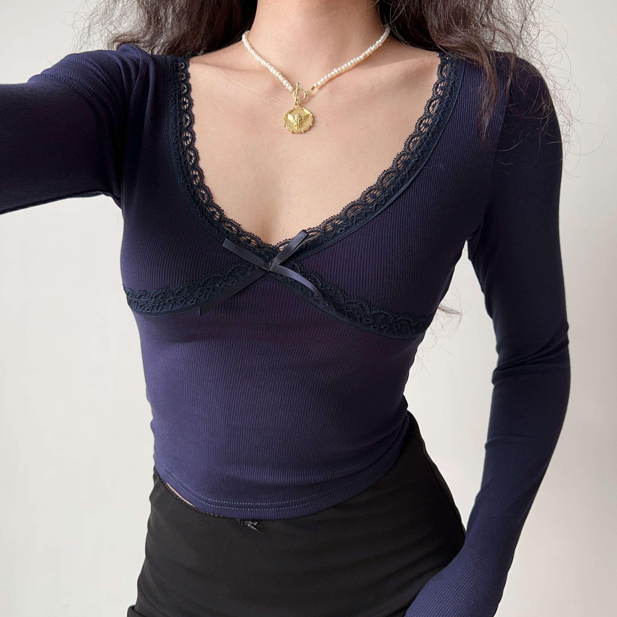 Fitted Black Lace Trim V-Neck Long Sleeve T-Shirt for Women - European & American Style, Slimming Short Top, Perfect for 90s & Y2K Fashion Fitted Black Lace Trim V-Neck Long Sleeve T-Shirt for Women - European & American Style, Slimming Short Top, Perfect for 90s & Y2K Fashion