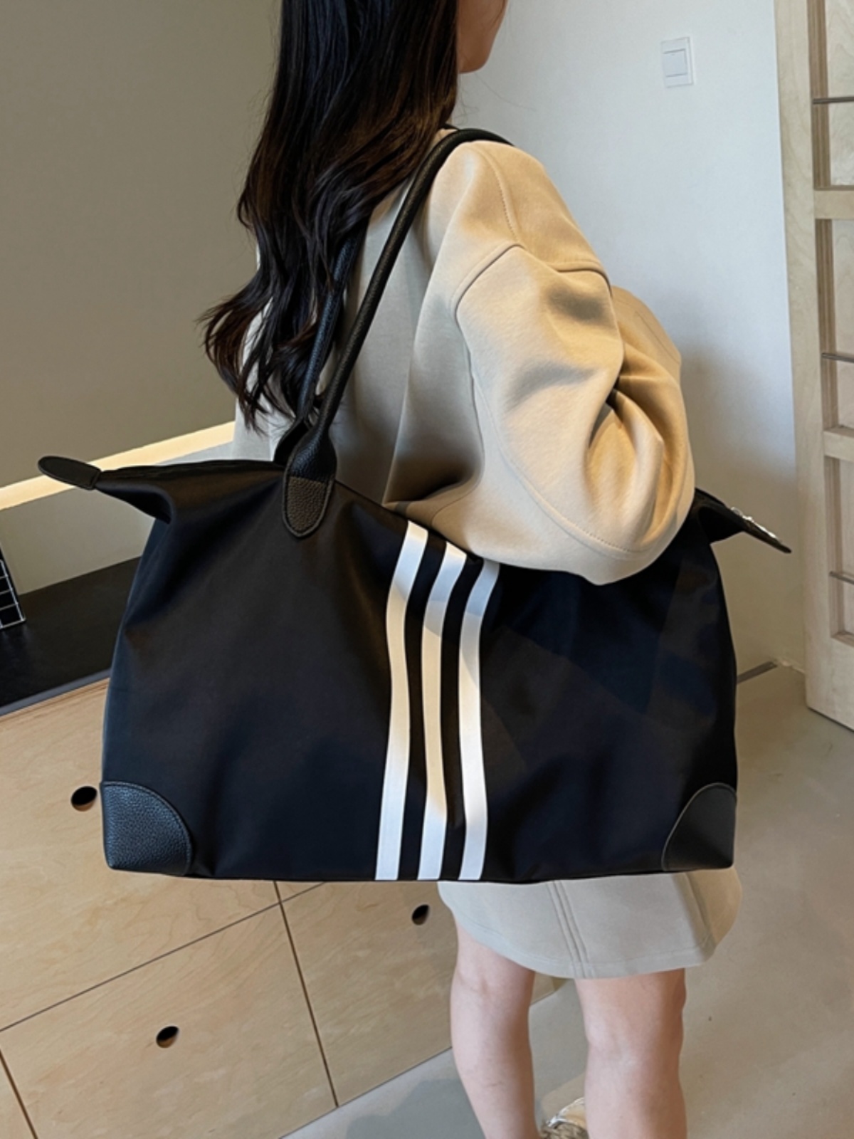 Large-Capacity Lightweight Travel Bag - Versatile Commuter Luggage, Gym, Maternity, and Weekend Trip Shoulder Bag