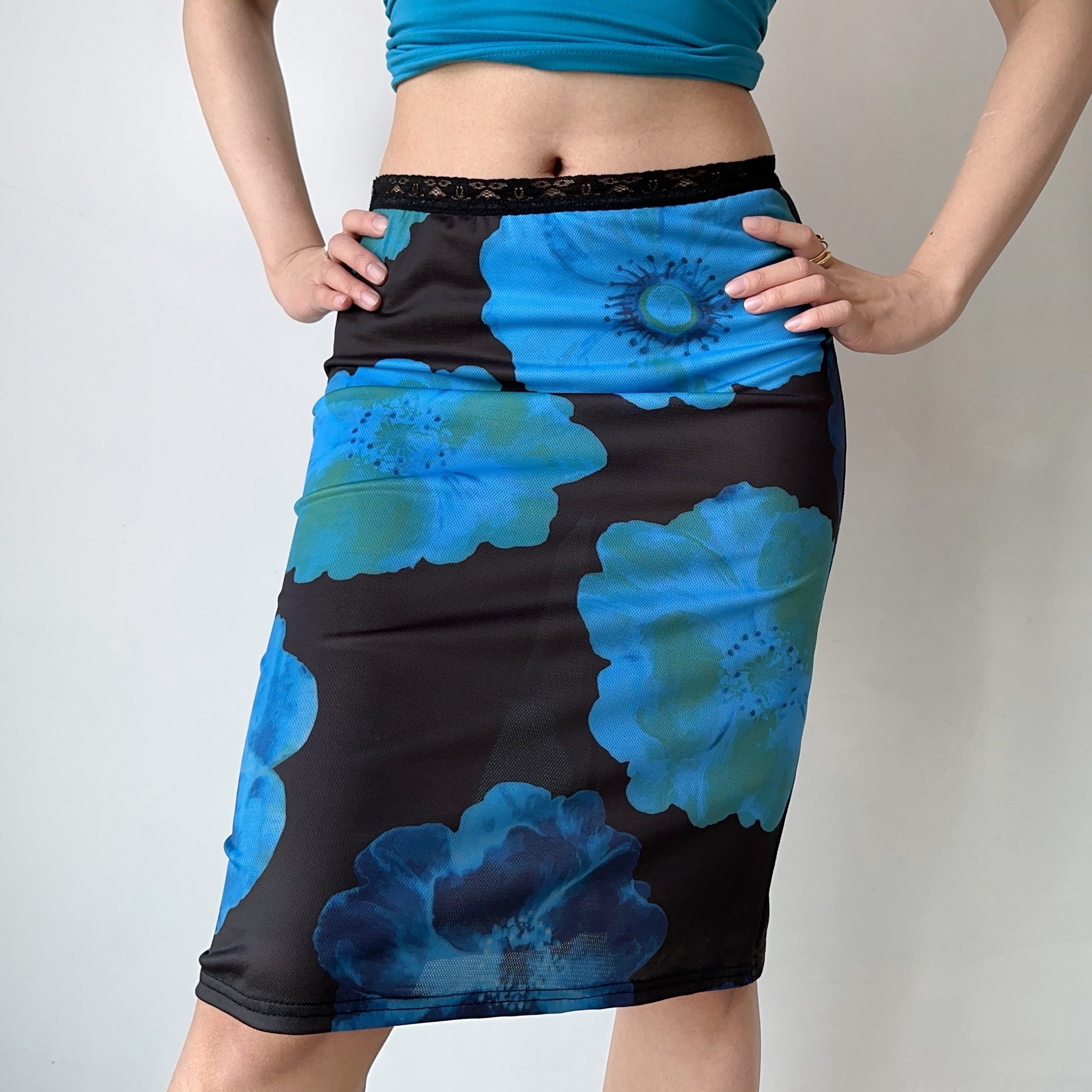 Retro Floral Printed Pencil Skirt with Lace Trim - European American Style Short Skirt for a Chic 90s Inspired Look Retro Floral Printed Pencil Skirt with Lace Trim - European American Style Short Skirt for a Chic 90s Inspired Look