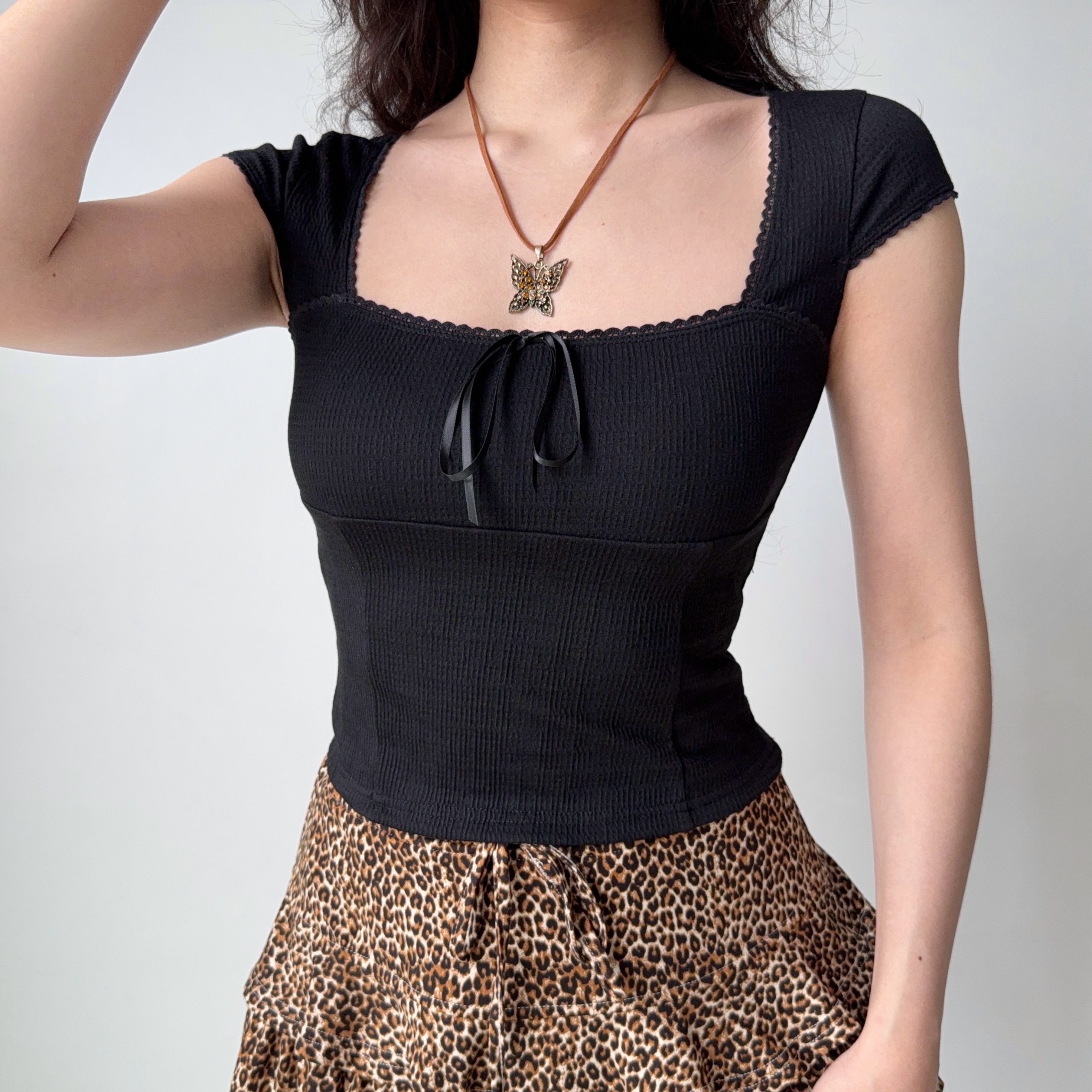 Slim-Fit Square Neck Short Sleeve T-Shirt for Women – European & American Style Summer Top, Flattering Minimalist Design Slim-Fit Square Neck Short Sleeve T-Shirt for Women – European & American Style Summer Top, Flattering Minimalist Design